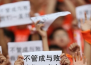 九游官网-比赛中球队经历激烈对抗，最终取得胜利