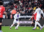 九游游戏-法甲球队主场比赛中获得胜利，引领球迷欢呼