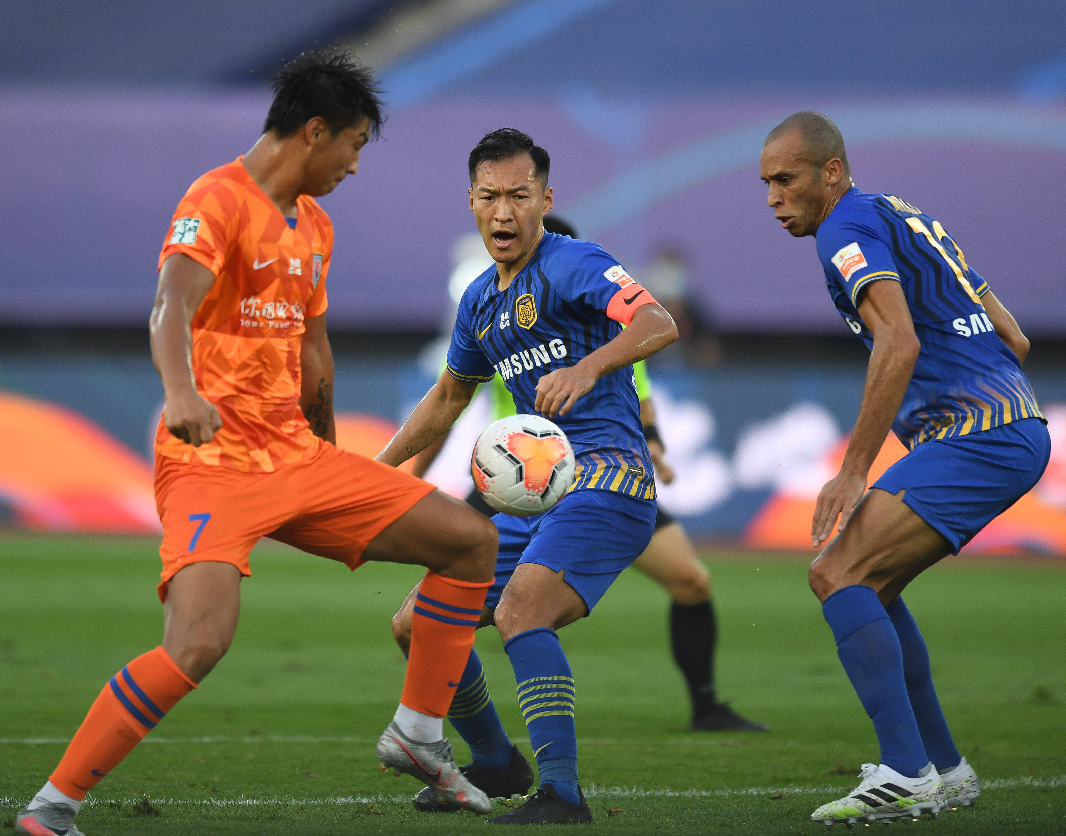 河北客场不敌苏宁，中超排名暂列中游的简单介绍