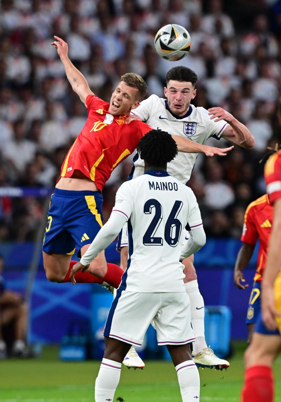 包含英格兰联赛：球队实力进步，赛场激战纷呈的词条