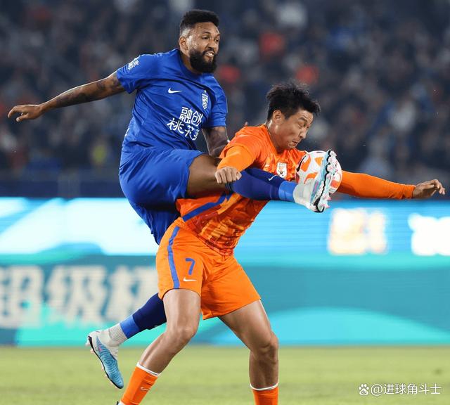 关于国内足球联赛高潮迭起，球队奋力拼搏的信息