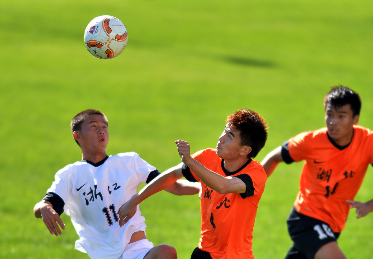 关于国内足球联赛高潮迭起，球队奋力拼搏的信息