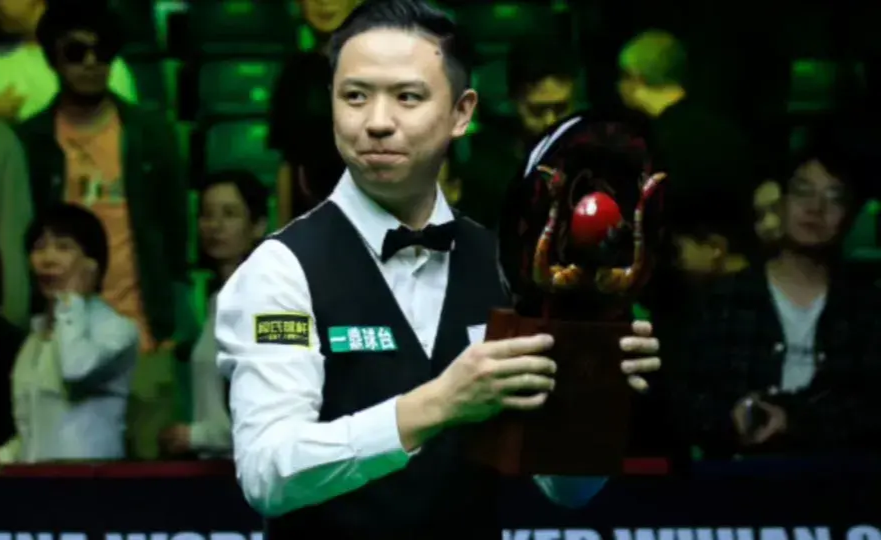 瞬间定格：球员瞳孔炯炯，全神贯注比赛的简单介绍