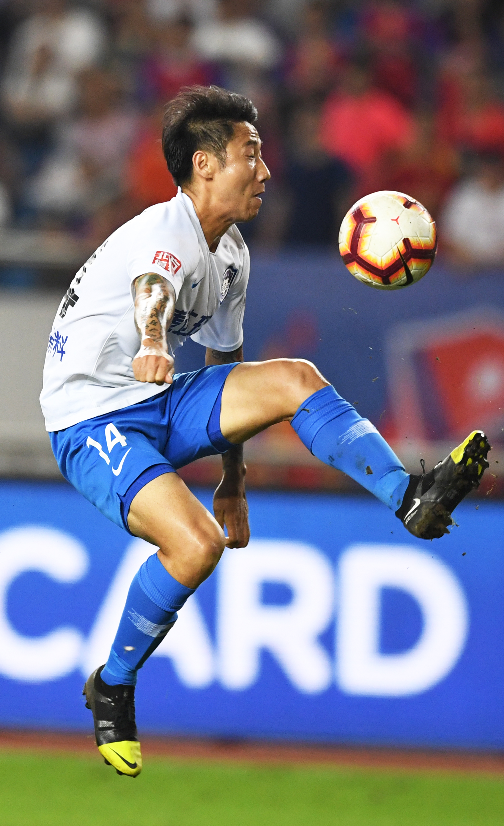 重庆队在激烈对决中夺得胜利，士气高昂