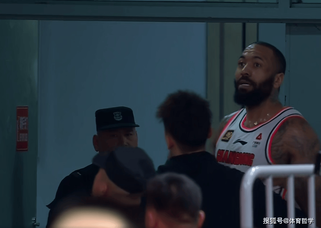 疑似犯规事件引发球迷争议，篮球联赛裁判受质疑的简单介绍