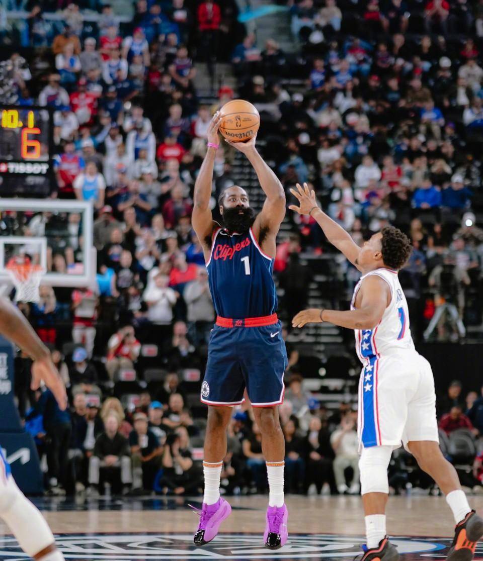 关于快船预计主力球员将缺席下一场比赛，球队备战困难的信息