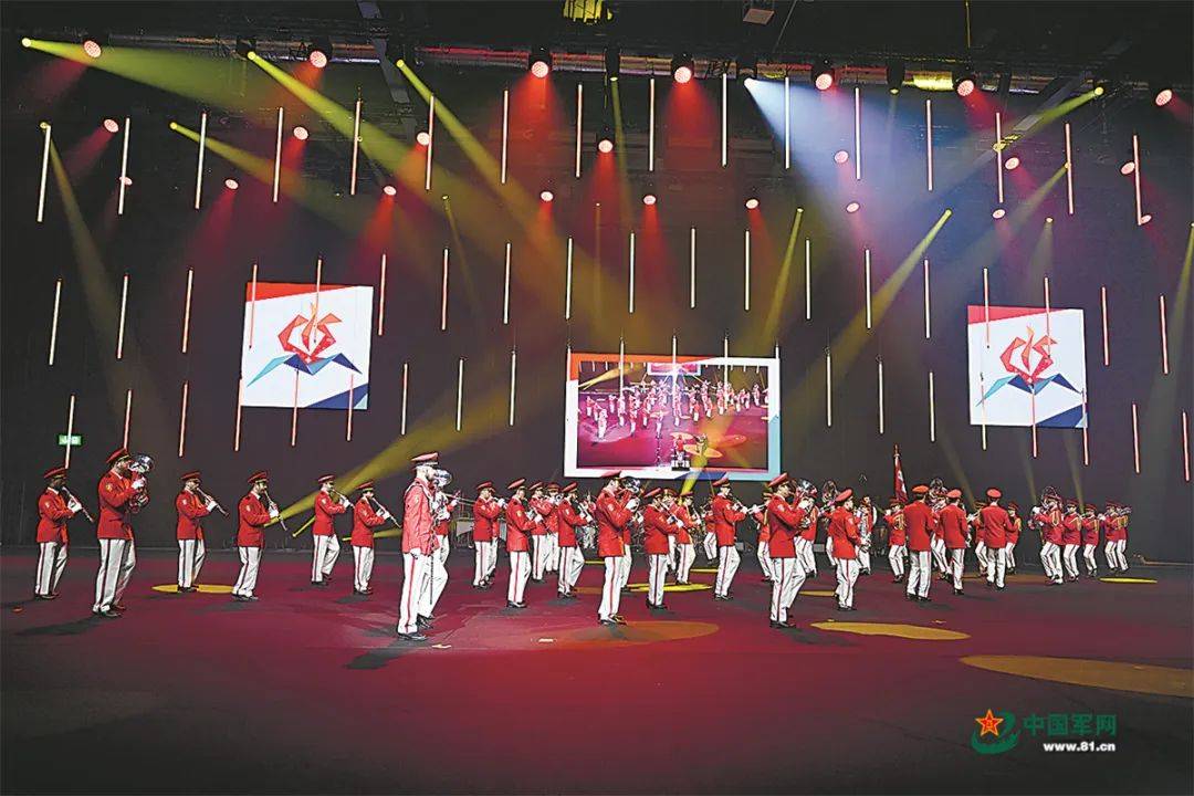 体育竞技引人入胜，观众尽情欢乐