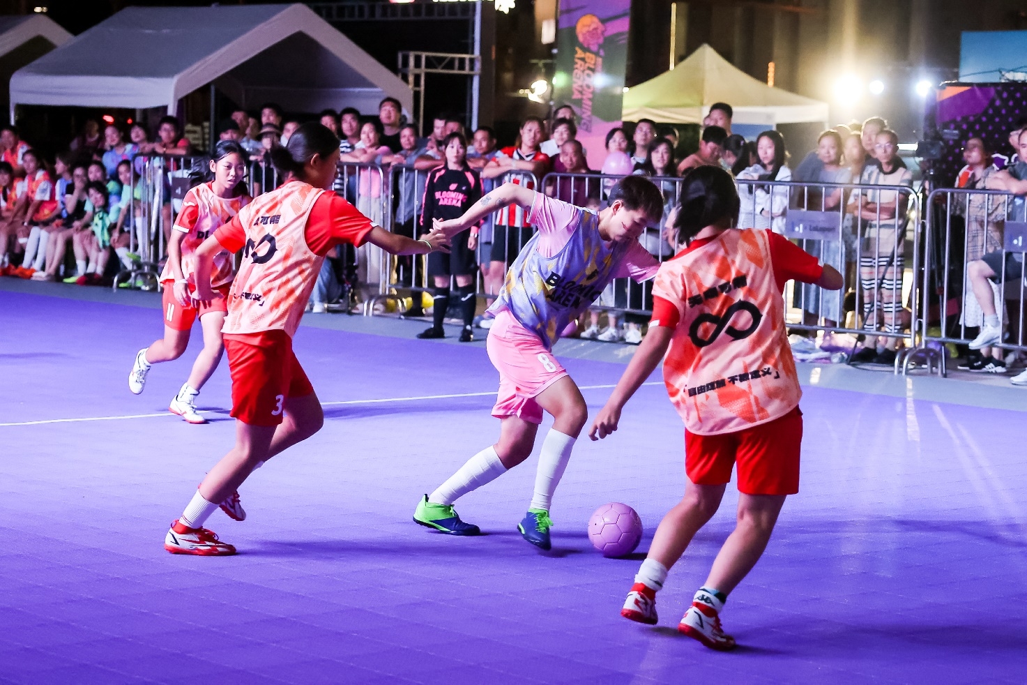 体育竞技引人入胜，观众尽情欢乐