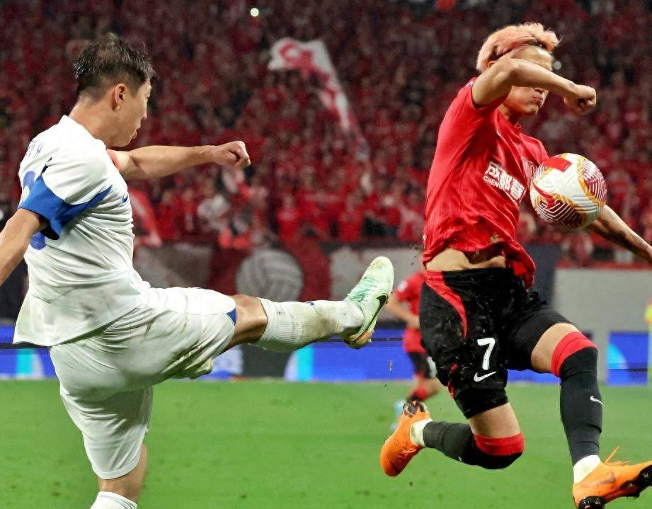 球星奋力争胜，场上比拼激烈火爆