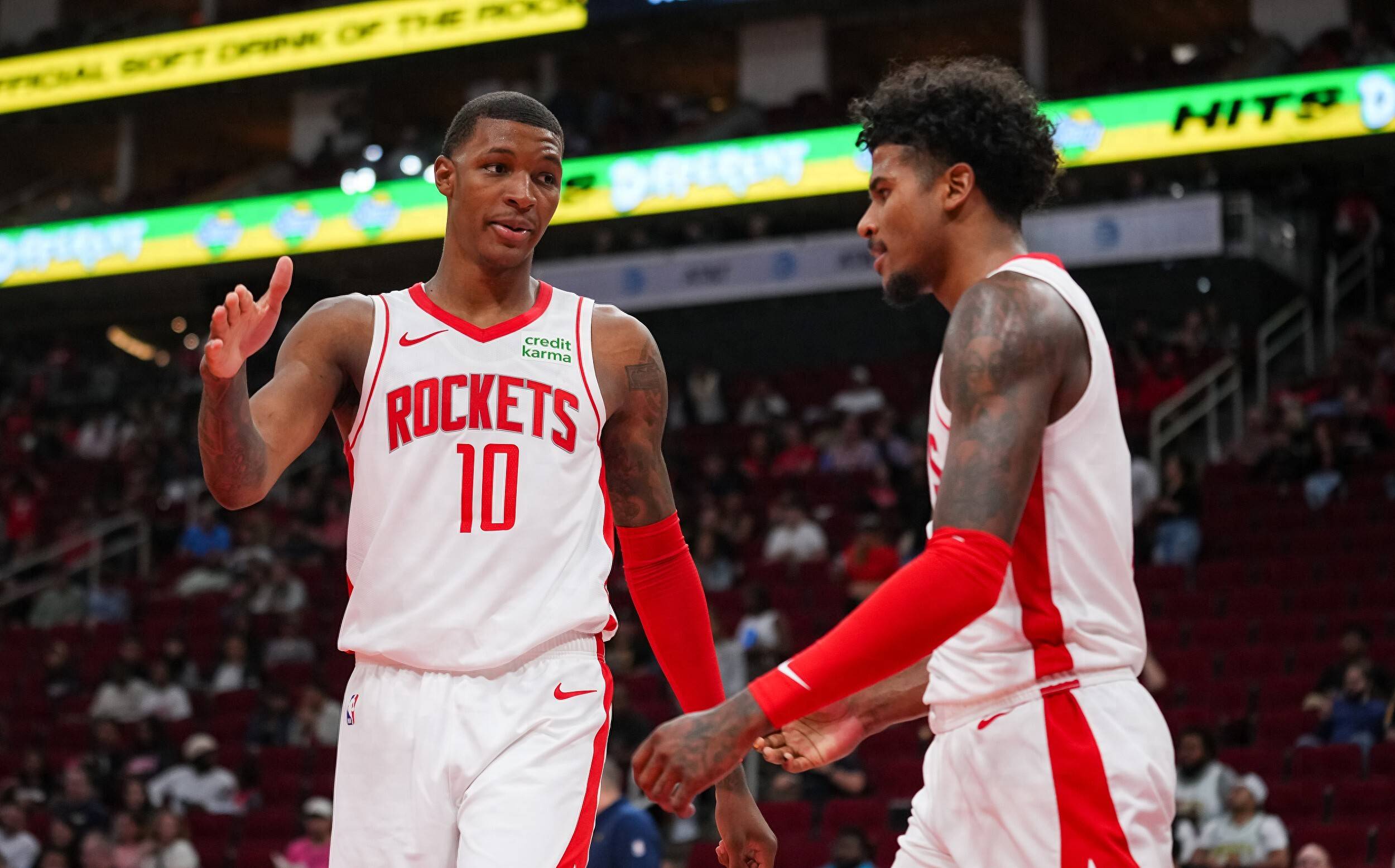 球星奋力争胜，场上比拼激烈火爆