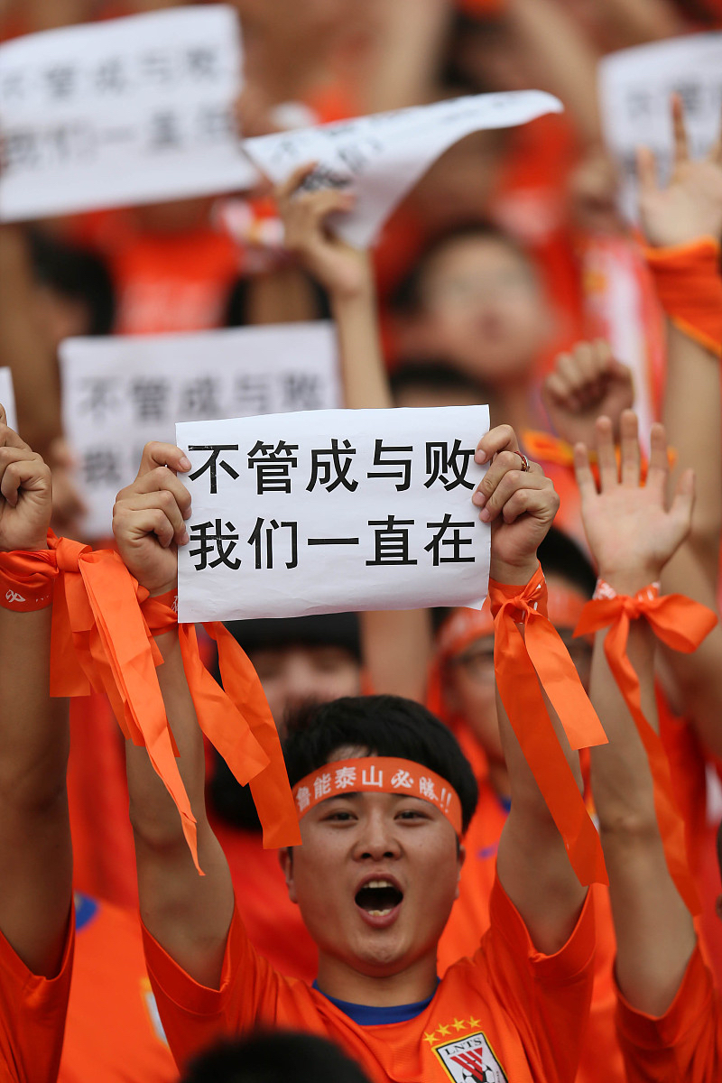 比赛中球队经历激烈对抗，最终取得胜利