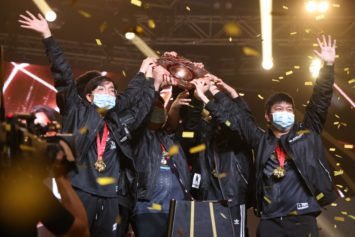 比赛中球队经历激烈对抗，最终取得胜利