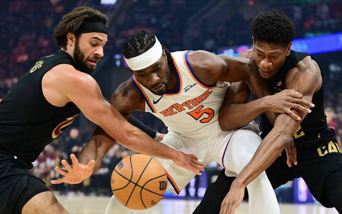 人战胜活塞，西蒙斯组织配合引领团队赢得关键比赛的简单介绍