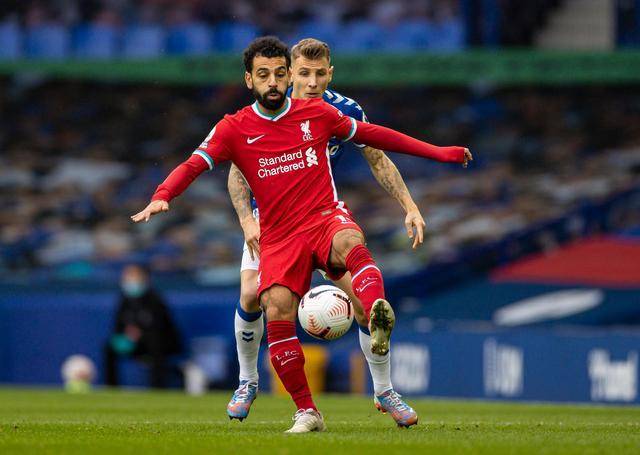 包含诺里奇客场负于埃弗顿，士气受挫陷入低潮的词条