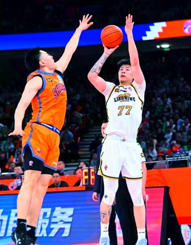 篮下争抢胜利，球队取得关键胜利