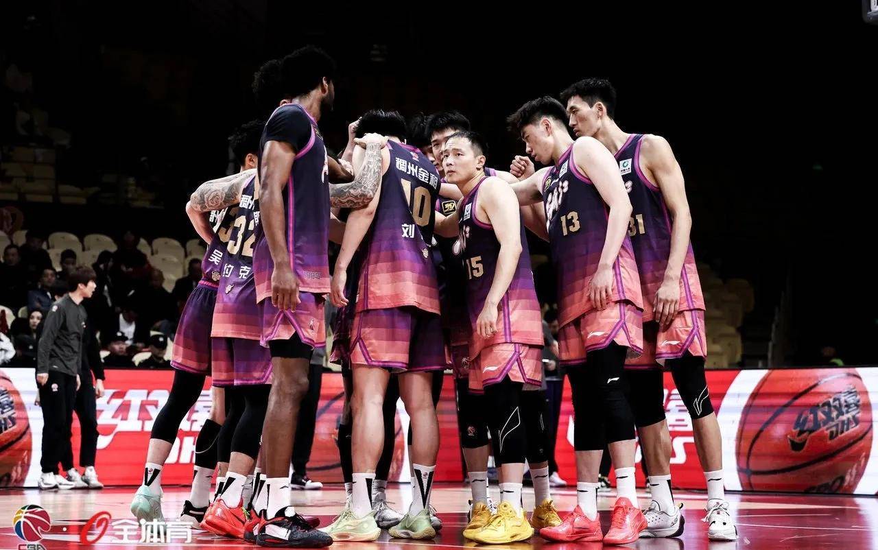 篮下争抢胜利，球队取得关键胜利