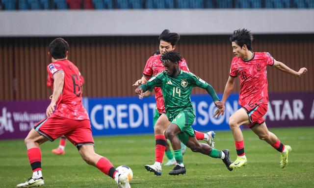 紧张比赛中球队实力对决,角逐激烈 紧张比赛中球队实力对决,角逐激烈