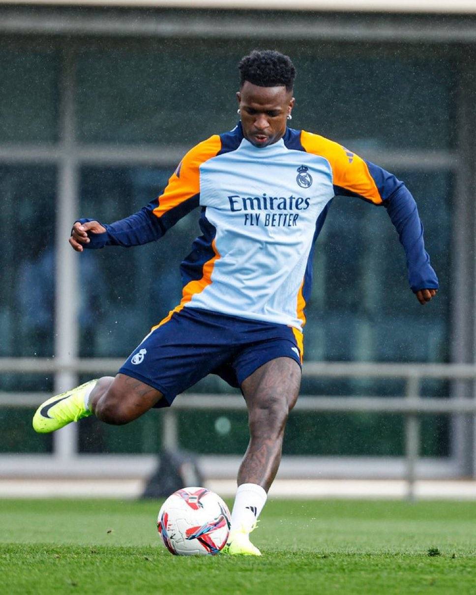 关于皇家马德里球迷为球队的胜利欢呼雀跃的信息