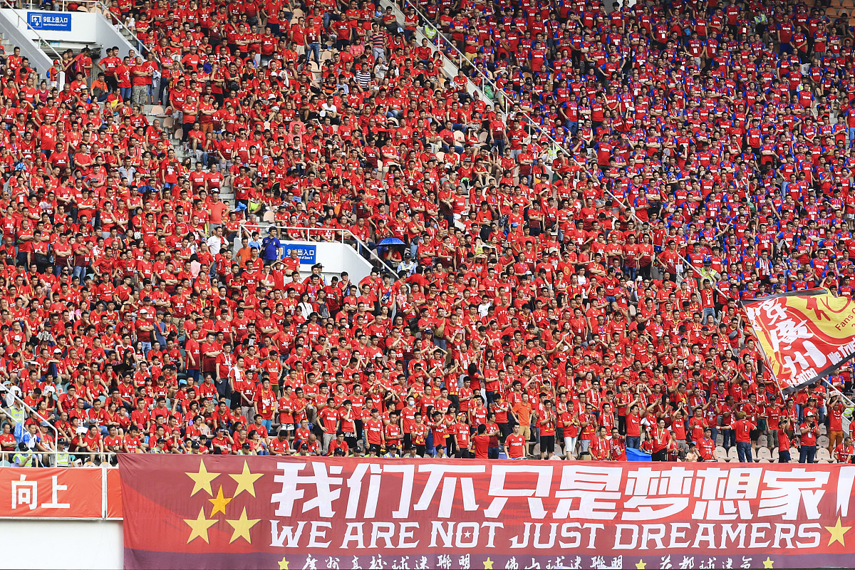 国家队选手在比赛中迎难而上，冲刺胜利的简单介绍