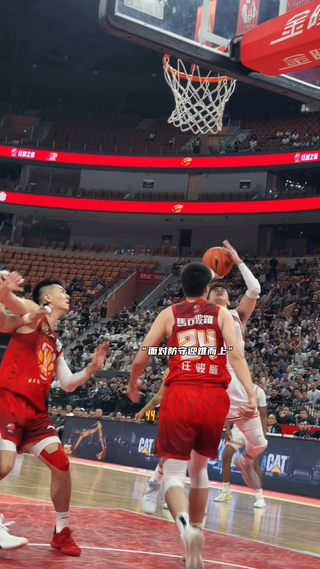 国家队选手在比赛中迎难而上，冲刺胜利的简单介绍