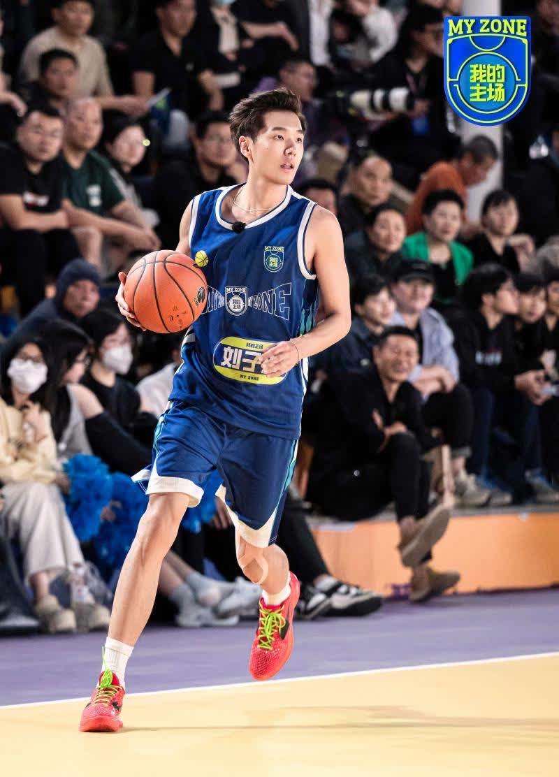 篮球明星生活照曝光,私下生活大揭秘 篮球明星生活照曝光,私下生活大揭秘