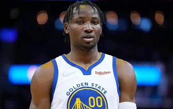 勇士客场交手掘金，汤普森断喉剿灭