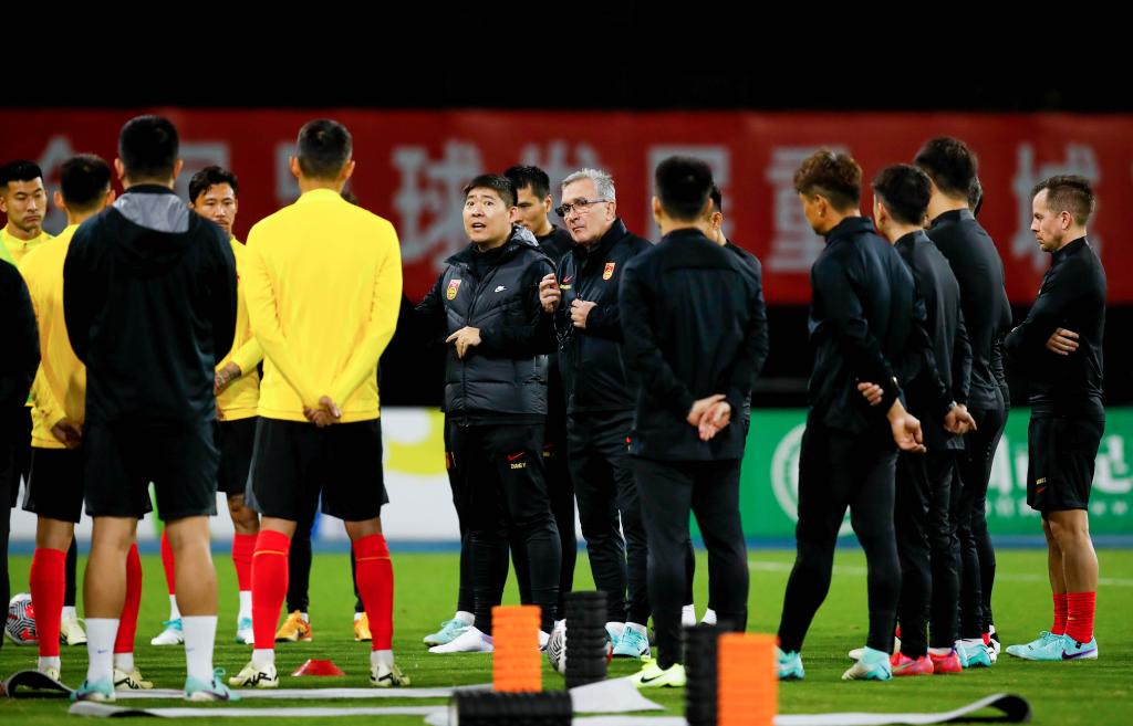 最新足坛消息曝光,球队备战备战紧张 最新足坛消息曝光,球队备战备战紧张