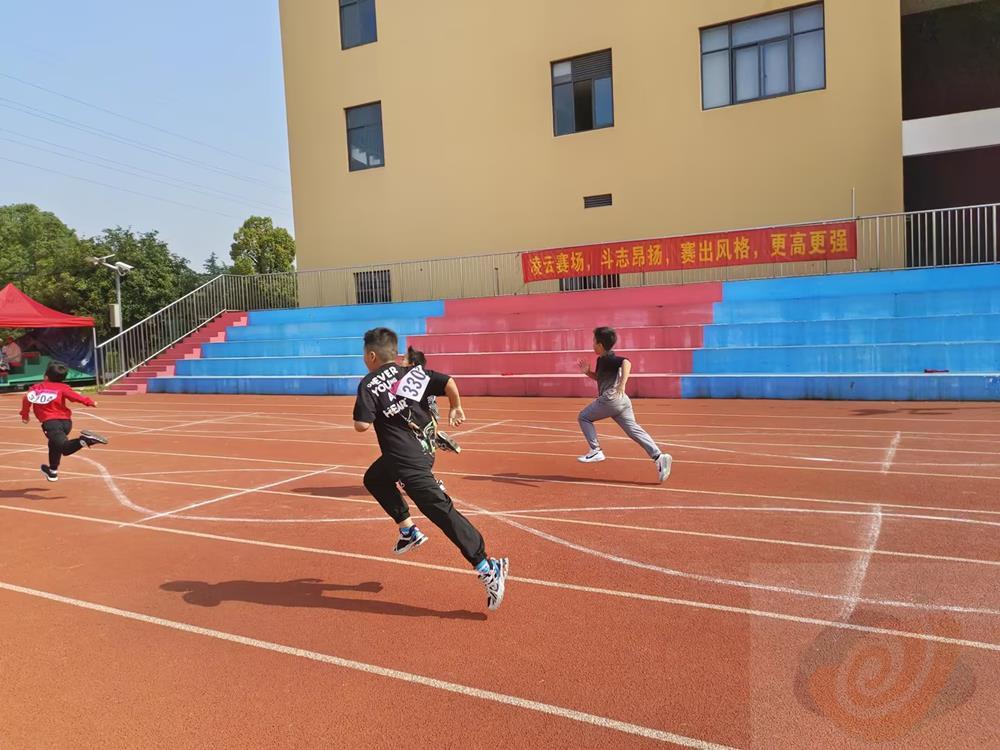 比赛中球员们积极拼搏，冲刺到底