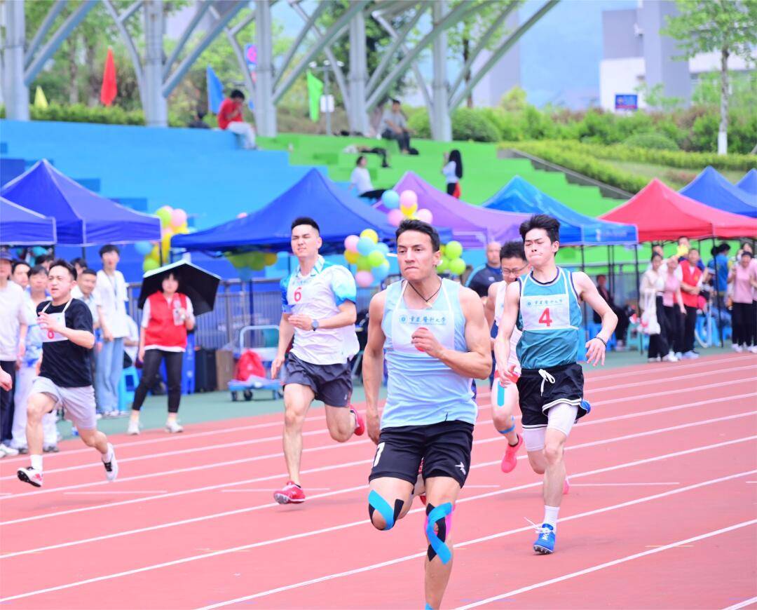 比赛中球员们积极拼搏，冲刺到底