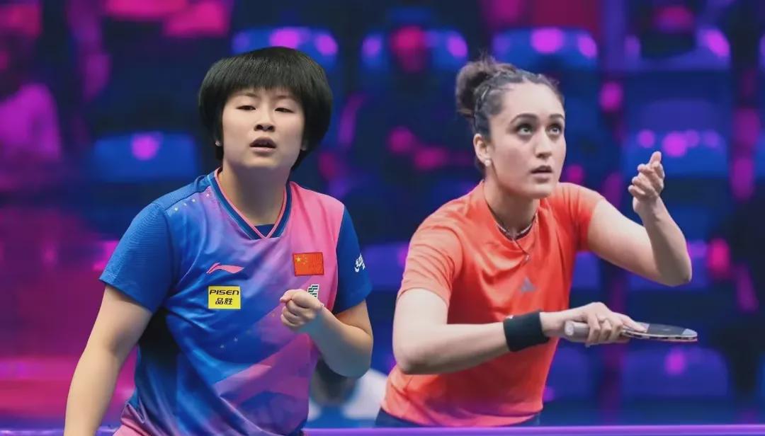 球队女运动员们在赛场上勇敢拼搏，赢得掌声