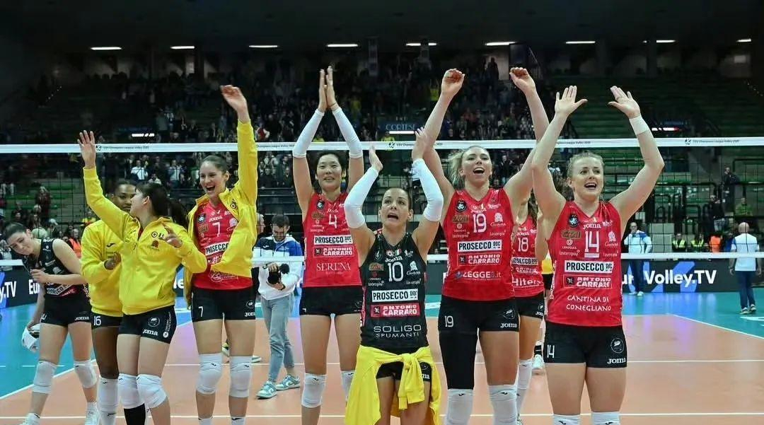 球队女运动员们在赛场上勇敢拼搏，赢得掌声