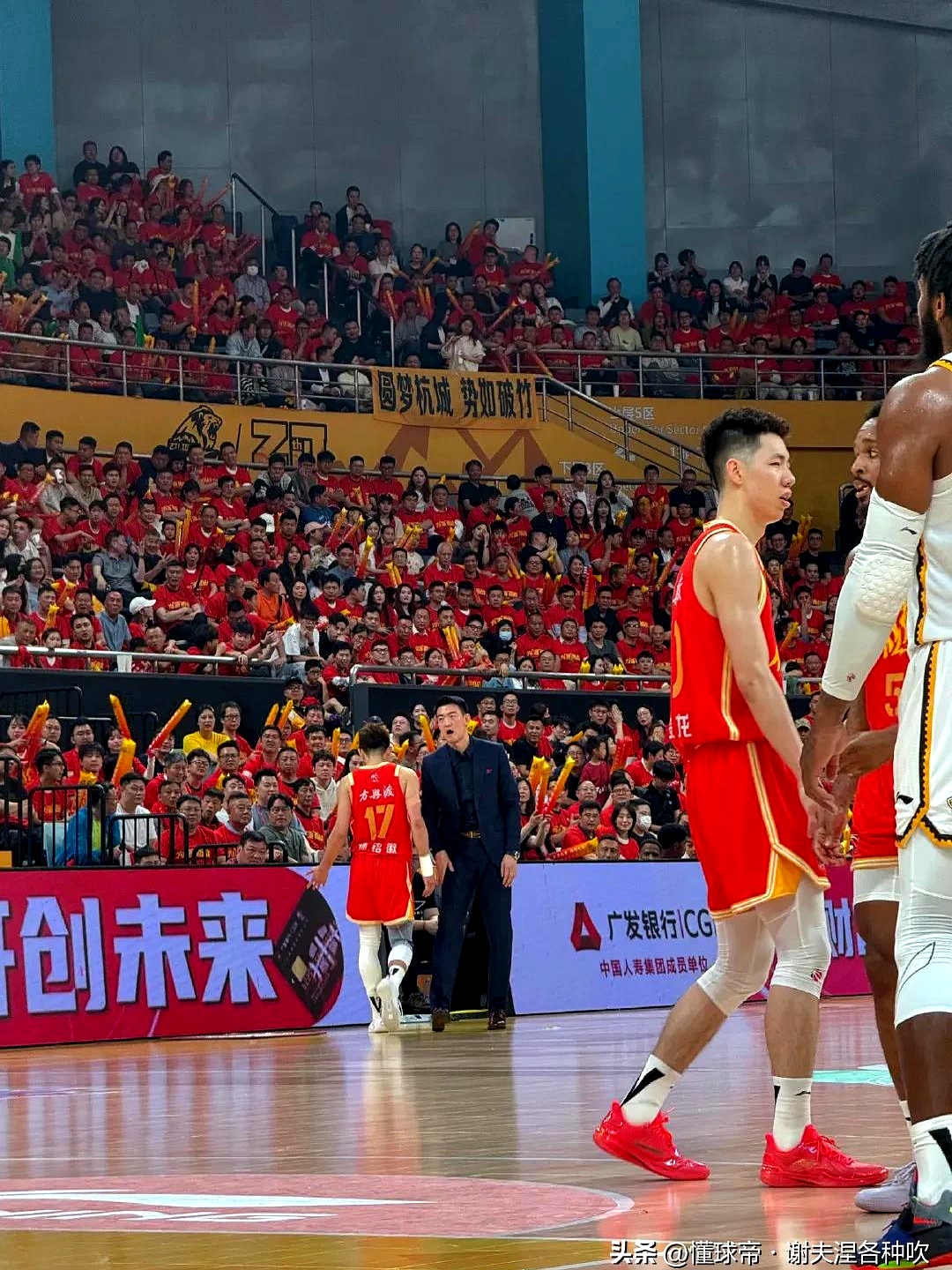 山东男篮遭遇辽宁队围剿，难以为继