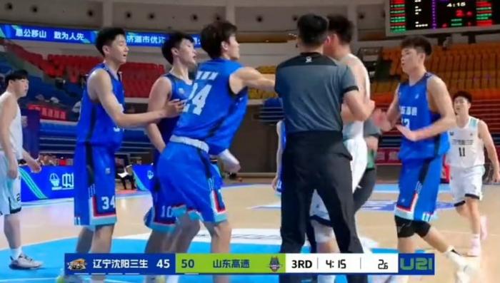 山东男篮遭遇辽宁队围剿，难以为继