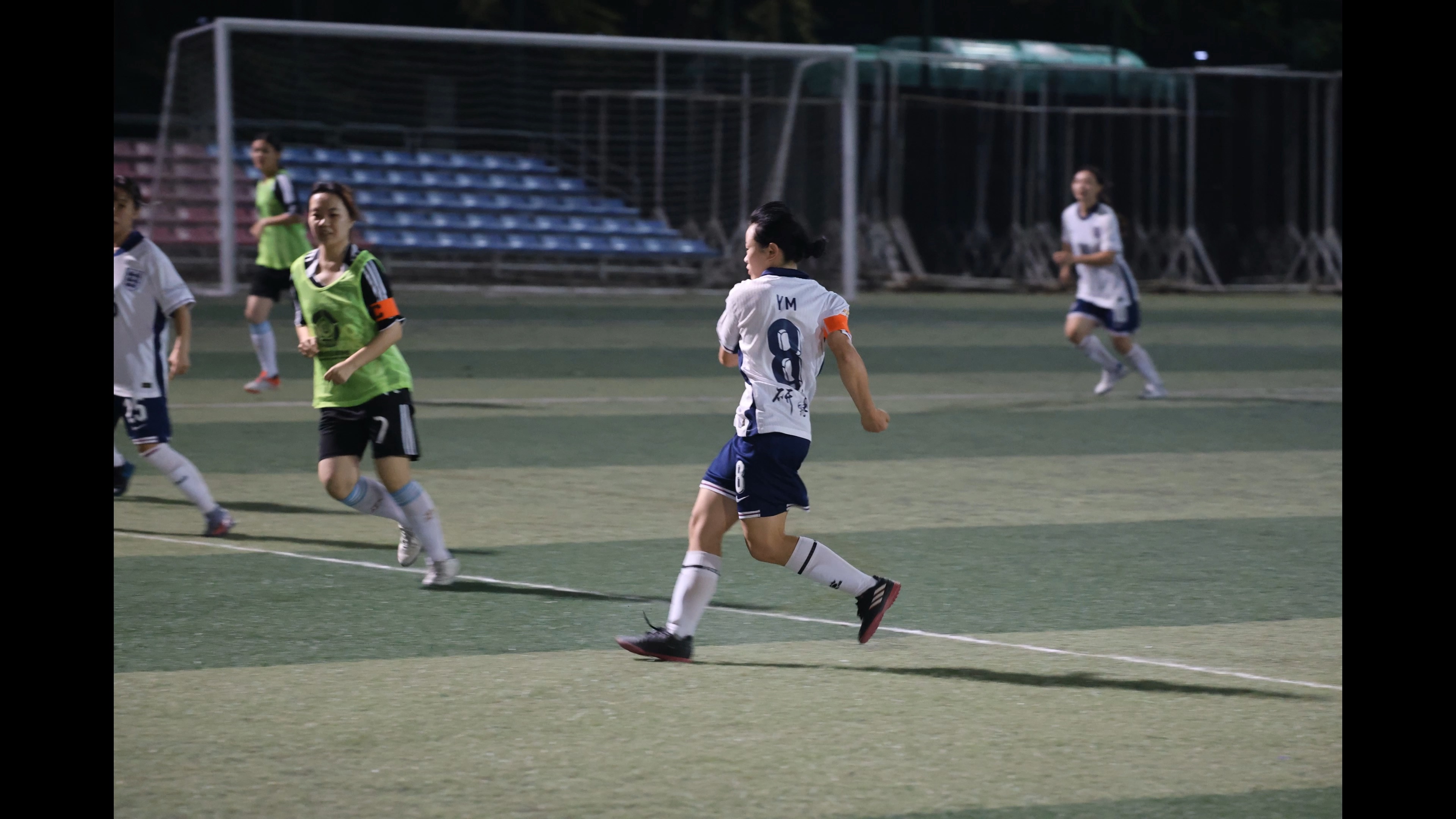 足球比赛的精彩瞬间引发球迷热议 足球比赛的精彩瞬间引发球迷热议