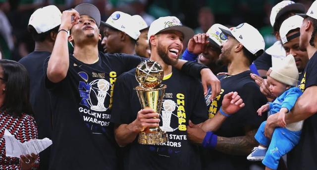 勇士球员联手合作，取得胜利