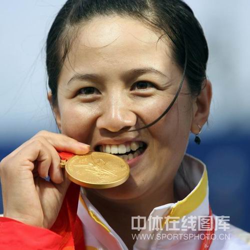 泰国游泳选手勇夺金牌，惊艳一幕