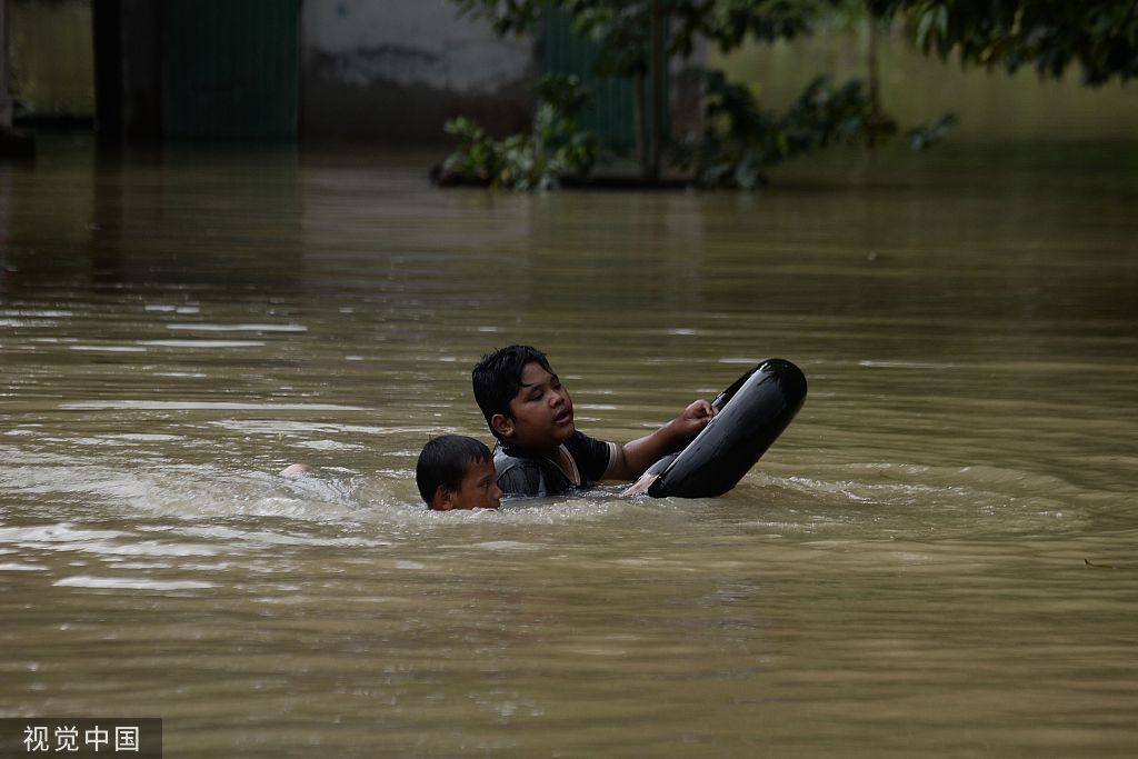 泰国游泳选手勇夺金牌，惊艳一幕