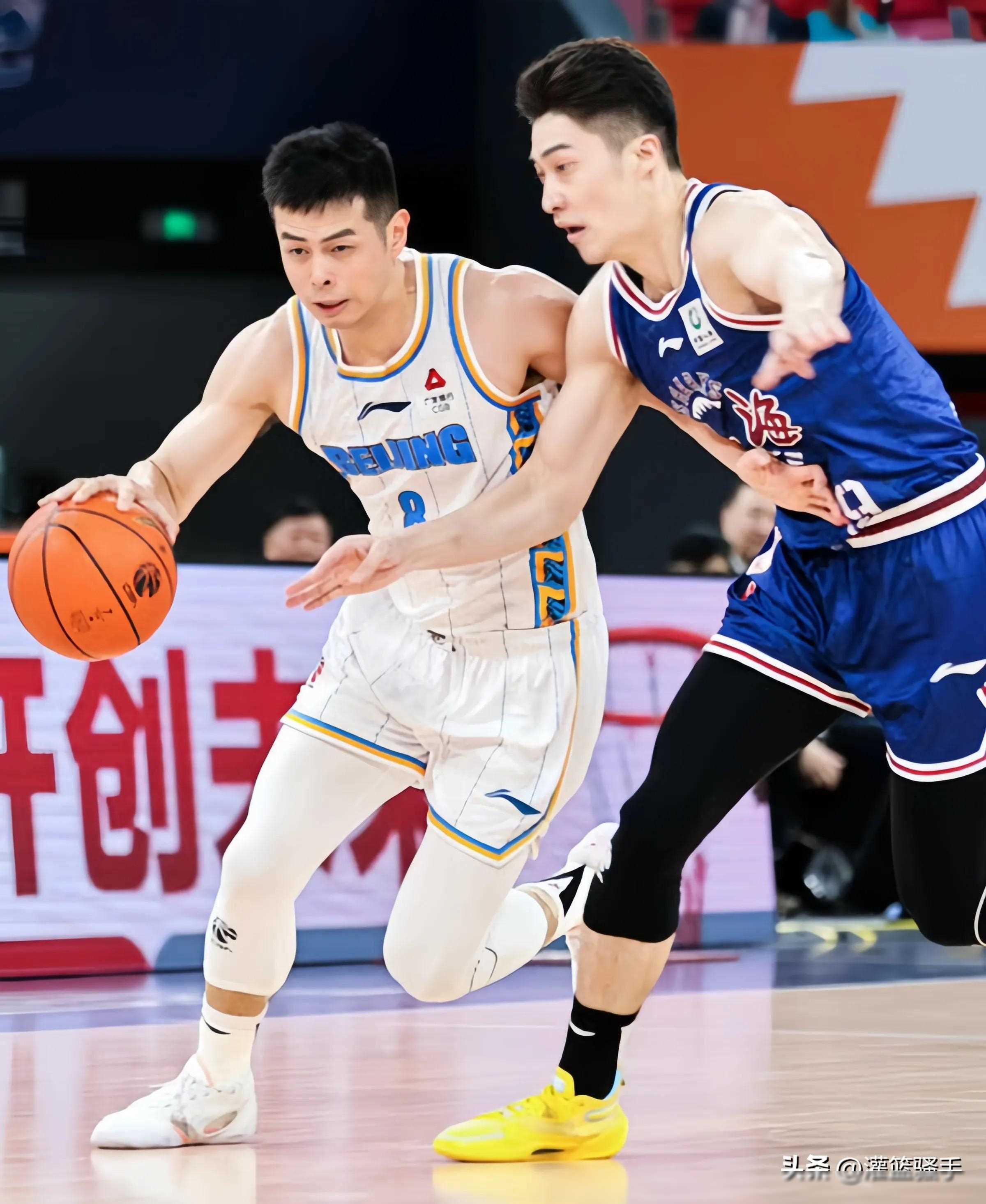 篮球球员士气高昂，斗志昂扬备战比赛的简单介绍