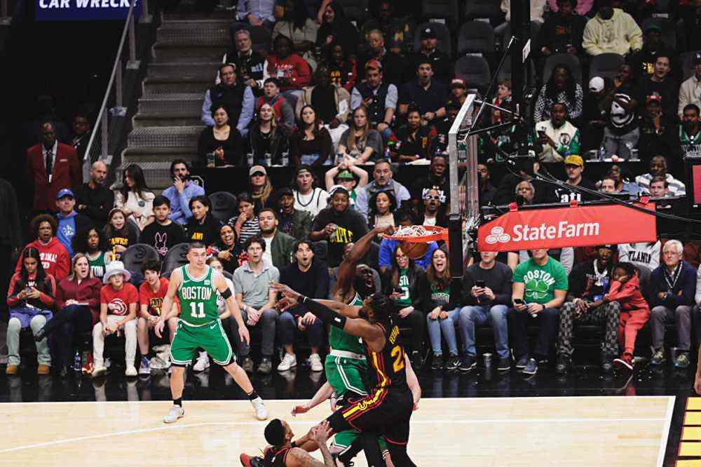 球员技艺高超，赛场上频现绝技的简单介绍