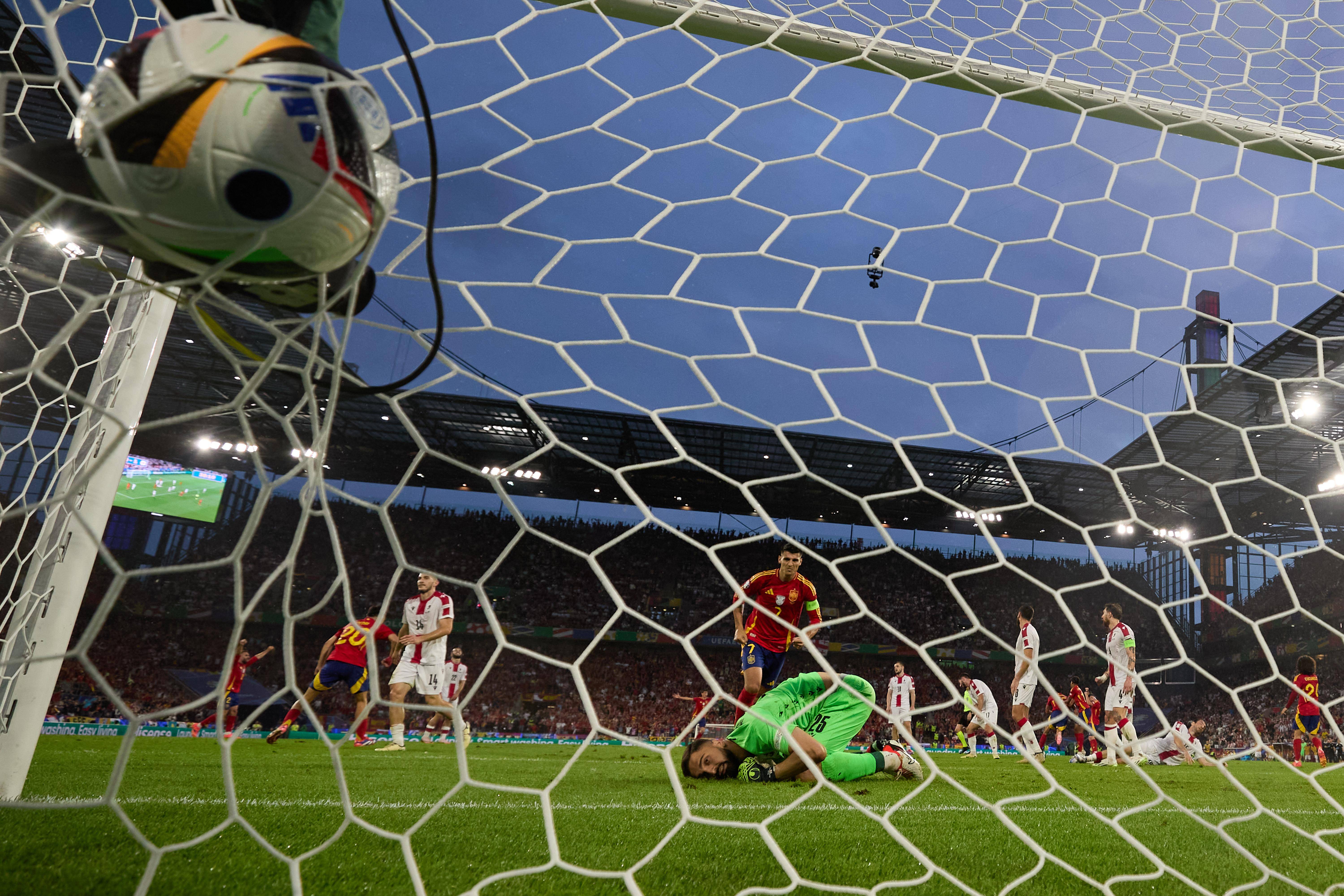 关于欧洲足球赛事竞争激烈，豪强云集的信息