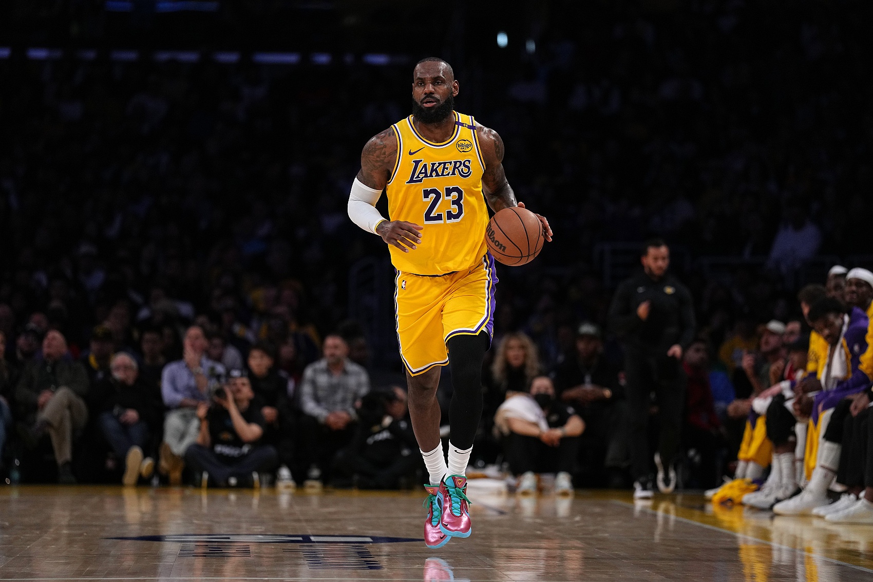 詹姆斯32分引领湖人队击败掘金队