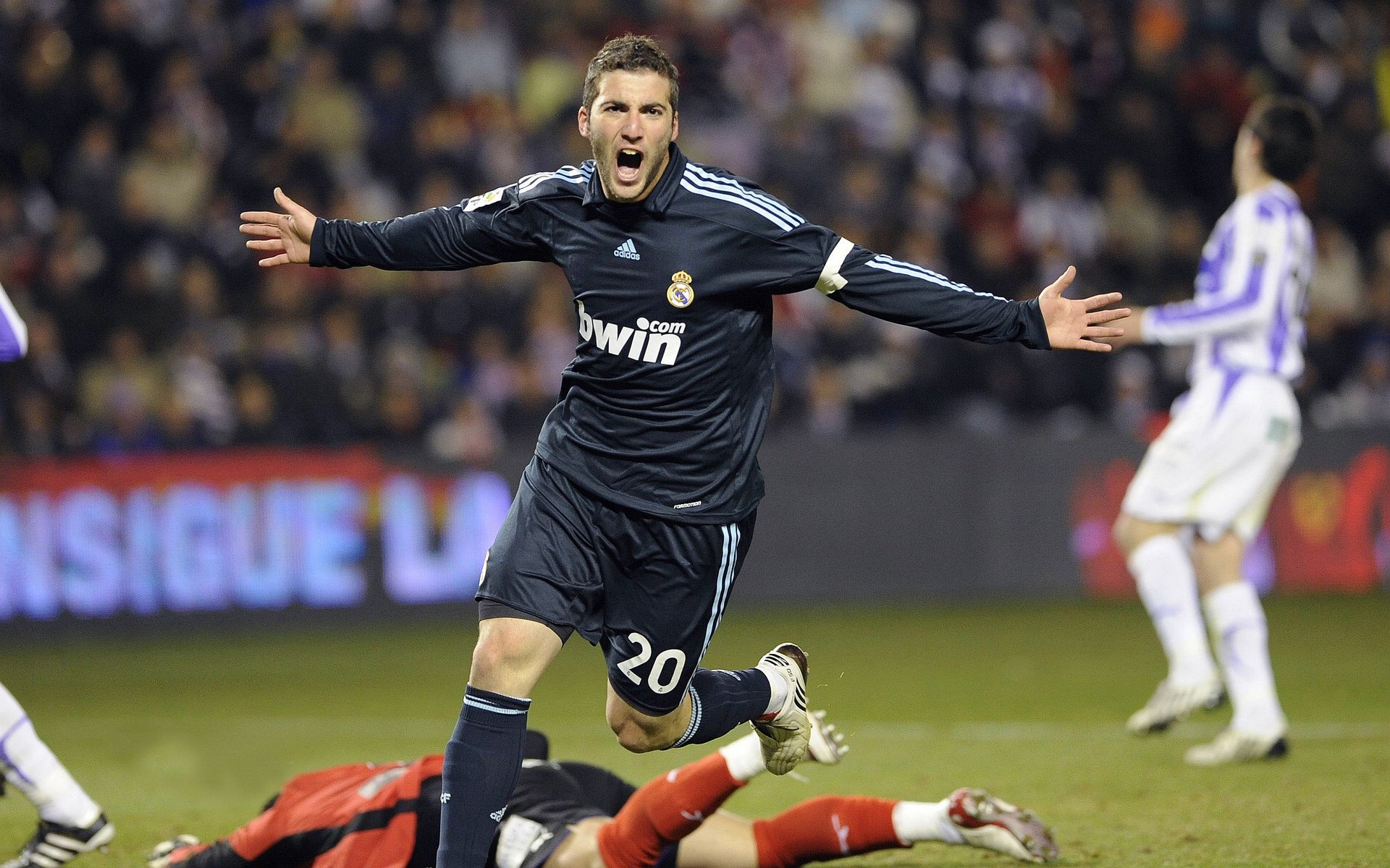 当东方广厦遇见西方鹈鹕，乔治的41分，是跨联盟对话的终极答案